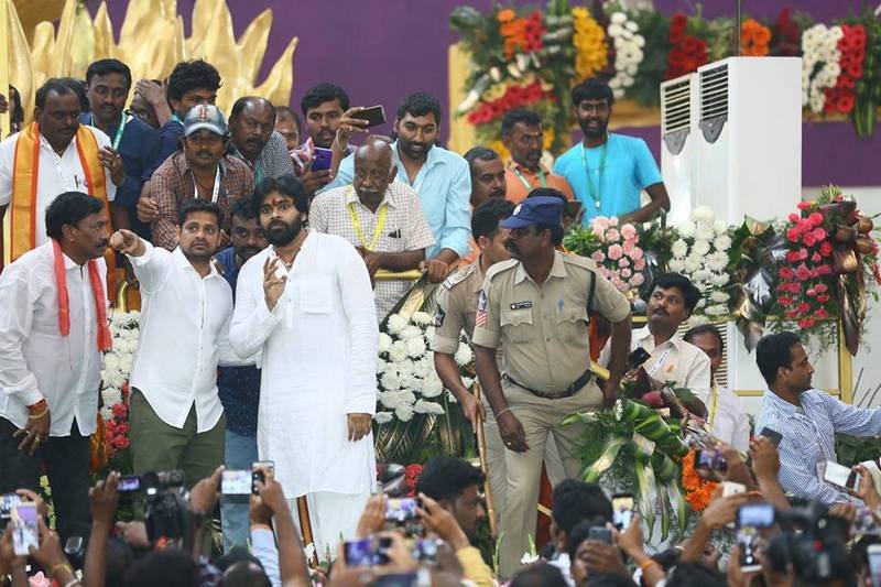 Pawan-Kalyan-Visit-to-Penugonda-Temple-02