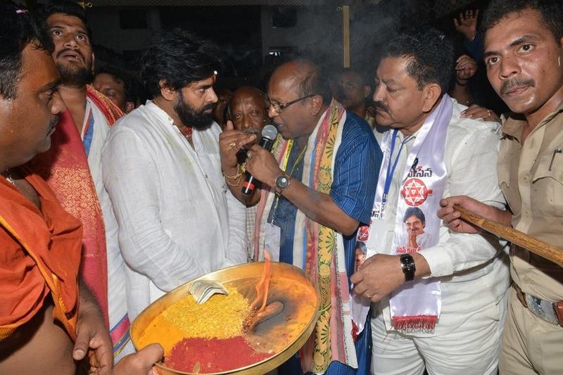 Pawan-Kalyan-Visit-to-Penugonda-Temple-04