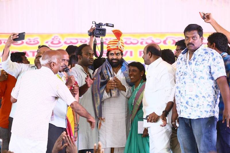 Pawan-Kalyan-Visit-to-Penugonda-Temple-05