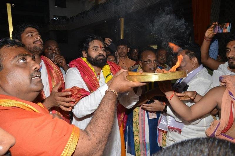 Pawan-Kalyan-Visit-to-Penugonda-Temple-06