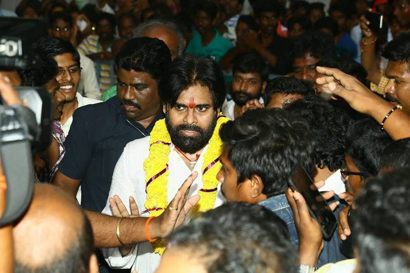 Pawan-Kalyan-Visit-to-Penugonda-Temple-07