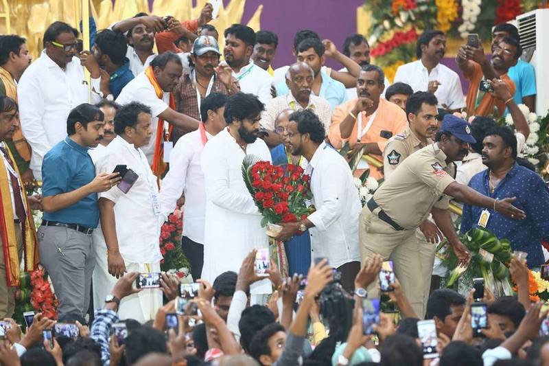 Pawan-Kalyan-Visit-to-Penugonda-Temple-09