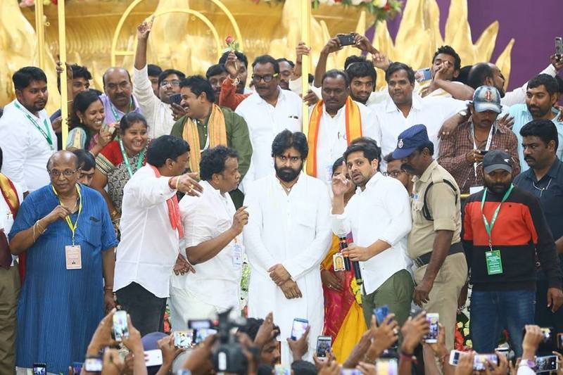 Pawan-Kalyan-Visit-to-Penugonda-Temple-13