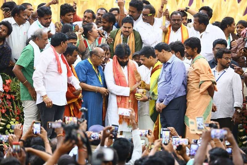 Pawan-Kalyan-Visit-to-Penugonda-Temple-14