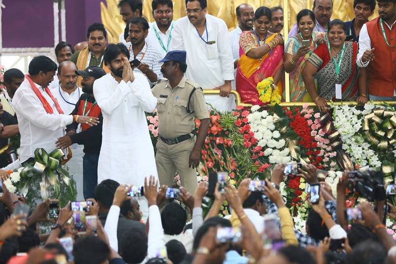 Pawan-Kalyan-Visit-to-Penugonda-Temple-15