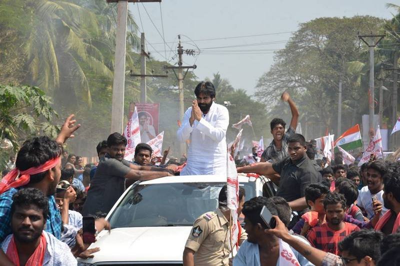 Pawan-Kalyan-Visit-to-Penugonda-Temple-16