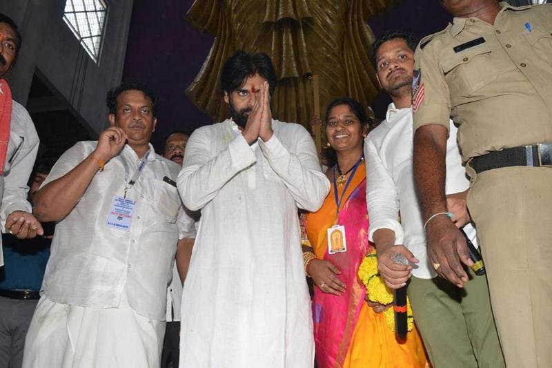 Pawan-Kalyan-Visit-to-Penugonda-Temple-17