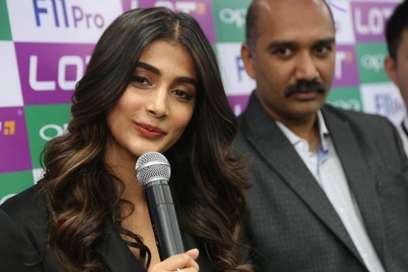 Pooja-Hegde-Launched-OPPO-F11-Pro-Mobile-Launch-02