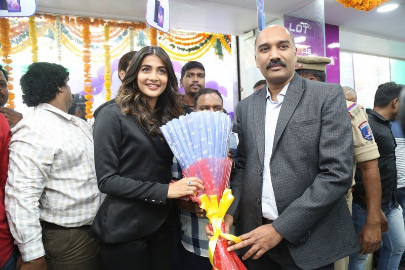 Pooja-Hegde-Launched-OPPO-F11-Pro-Mobile-Launch-03