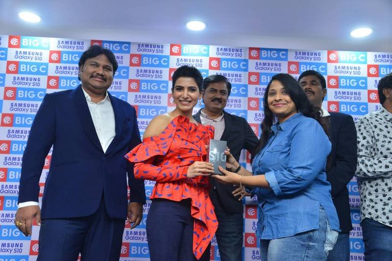 Samantha-Launches-Samsung-S10e-Mobile-at-Big-C-09