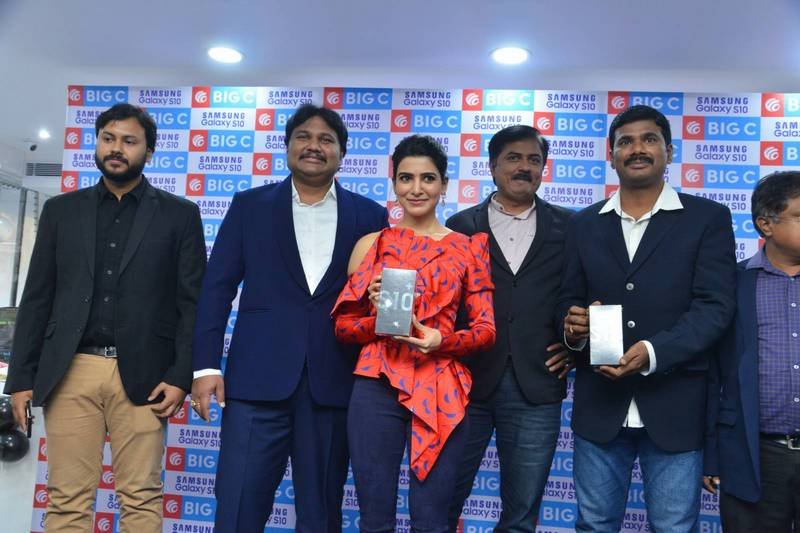 Samantha-Launches-Samsung-S10e-Mobile-at-Big-C-10