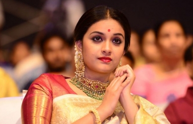 Keerthy-Suresh-At-Mahanati-Audio-Launch-03