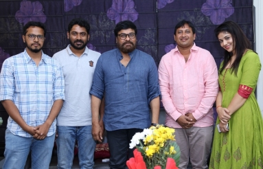 Chiranjeevi-Appreciates-Taxiwala-Team-05