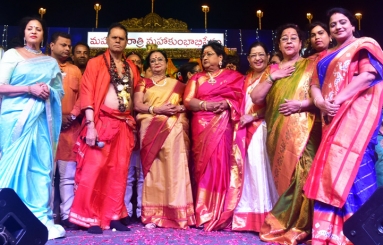 TSR-Honors-Saroja-Devi-With-Viswanata-Samragni-Award-13