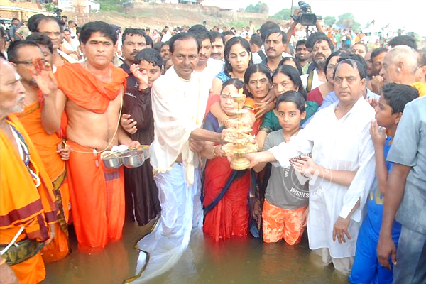 KCR at Godavari Pushkaraalu, Maha Pushkaraalu, Godavari Pushkaraalu