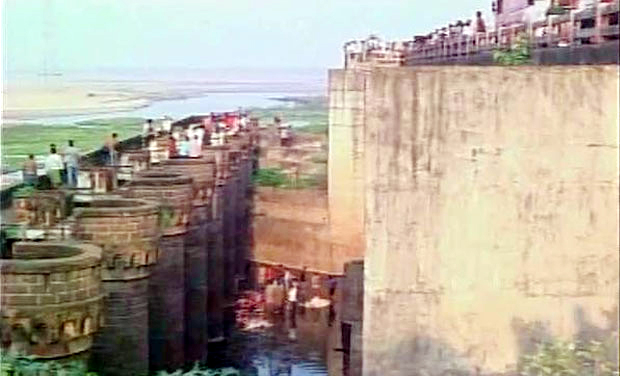 Van falls into Dhawaleswaram barrage