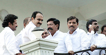MLAs of Jagan group on way back to cong