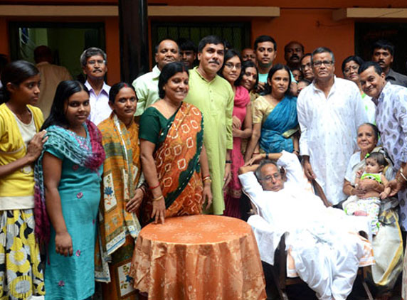 Pranab-with-family