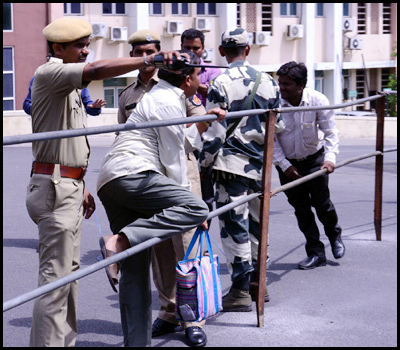 Barricades-between-AP-and-Telangana-Secretariats-01