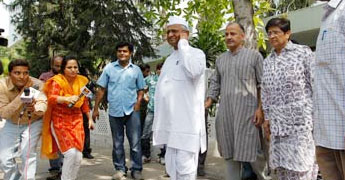 Anna Hazare sits on 1-day token fast