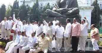 Seema Andhra TDP MLAs, ruckus in house, united AP slogans