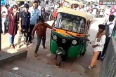 Viral Video, Delhi Viral Video, viral video a strange feet by auto rickshaw to escape traffic, Feet