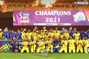 MS Dhoni lifts the fourth IPL trophy for Chennai Super Kings