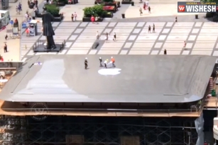 Chicago&rsquo;s Apple Store Roof looks like a Giant MacBook