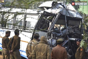 40 Injured After A Bus Rams Into A Truck In Ghaziabad