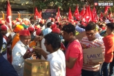 Kisan Long March protest, Kisan Long March, kisan long march mumbai welcomes farmers with food and flowers, Lower