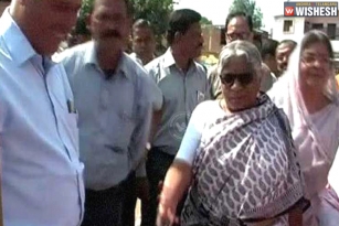 MP minister kicks kid, for begging her Rs 1