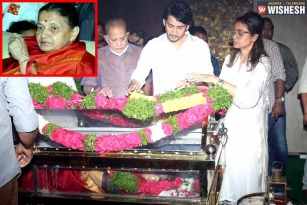 Mahesh Babu Performs The Last Rites Of His Mother