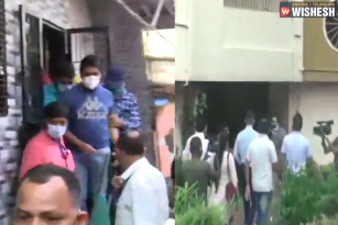 NCB Conducts Raids On Rhea Chakraborty&#039;s Residence