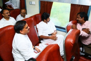 Pawan Kalyan&#039;s Train Tour Part 2 Highlights