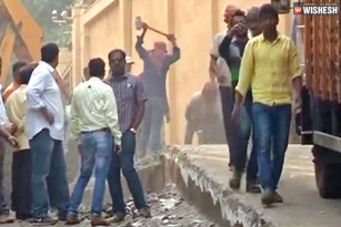 Ramp of SRK&#039;s bungalow demolished