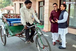 Paytm CEO Travels in Rickshaw to UP CM&rsquo;s Residence