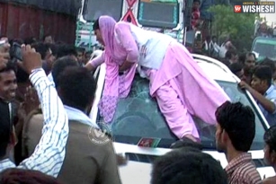 Young Agra Woman protest atop of Mercedes went Viral