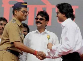Police constable greets Raj Thackeray, publicly criticizes senior police