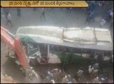 AP Bus falls of road, kills 11