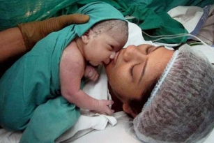 Mumbai&#039;s first test tube baby delivers baby