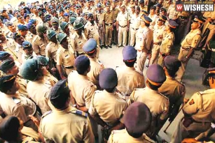 Mumbai police challenge language barriers