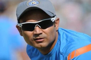 Sehwag sings a Bollywood song while batting