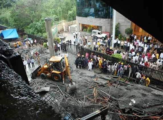 1 dead, 10 injured in Mumbai Metro bridge crash