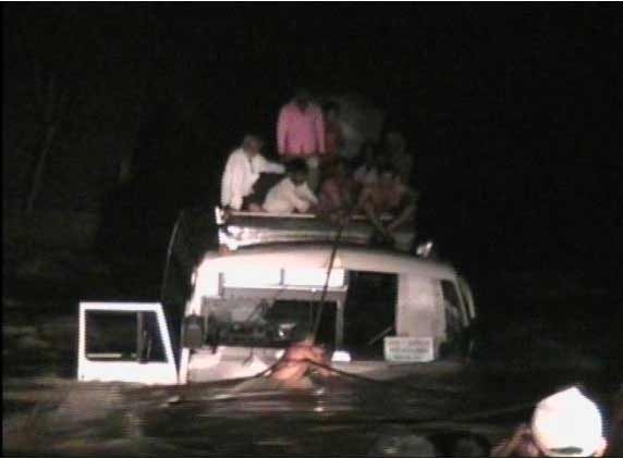 13 people stranded near Mahwar river