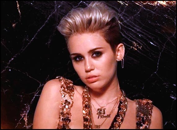 Miley Cyrus gets smoldering hot with &#039;Fire&#039;