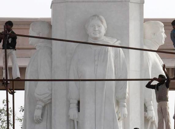 Mayawati&#039;s Statue Beheaded in Lucknow