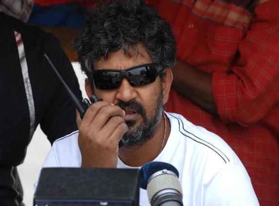 Rajamouli goes Bollywood way