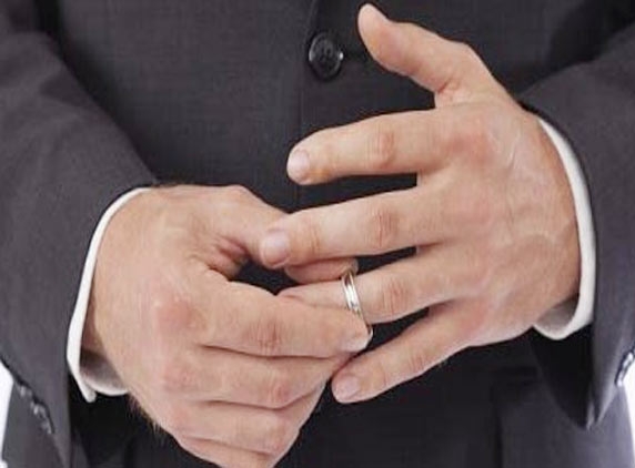 Men with short ring fingers survive cancer