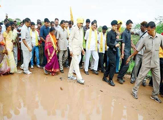 Naidu, saviour of masses, &#039;Vastunna Mee Kosam&#039; Day 07, 