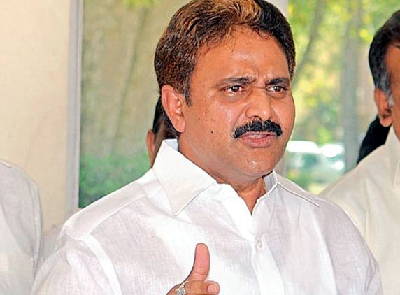 Chiru defends cornered Mopidevi